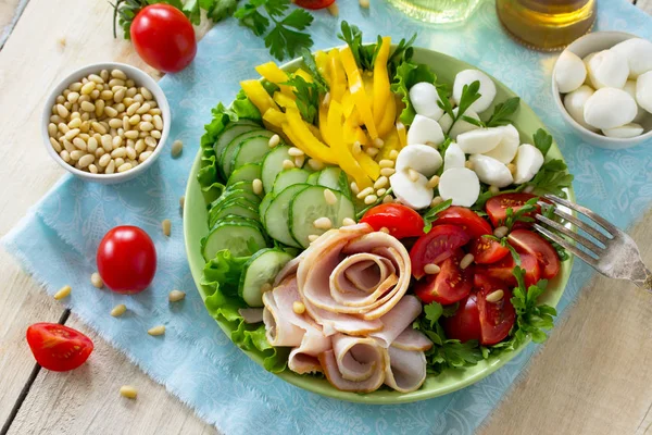 Ensalada de verano con aderezo de ensalada de vinagreta. Ensalada con jamón, fr —  Fotos de Stock