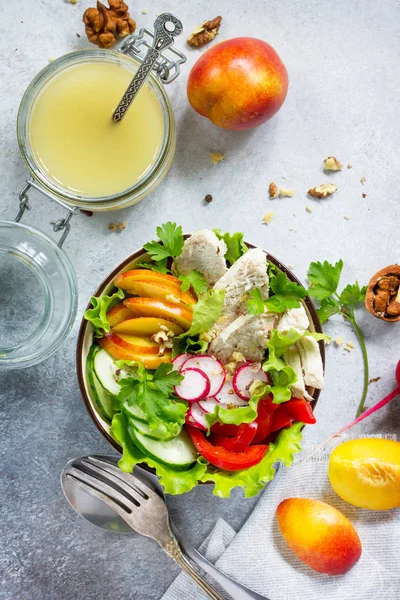 Salada com frango, páprica, pepino, rabanete, nectarinas, walnu — Fotografia de Stock