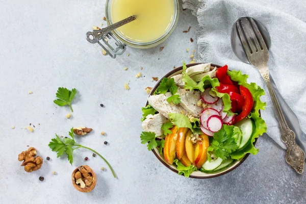 Lattuga estiva con vinaigrette di condimento per insalata. Insalata con pulcino — Foto Stock