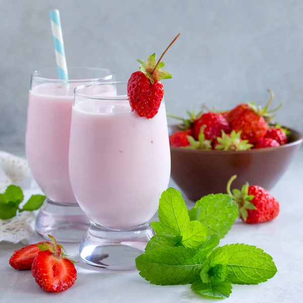 Frisch gepresster Erdbeercocktail im Glas auf einem g — Stockfoto