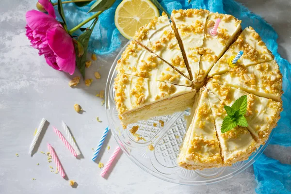 Urodziny pyszne ciastko cytryna herbatniki i masło krem, orzech r — Zdjęcie stockowe