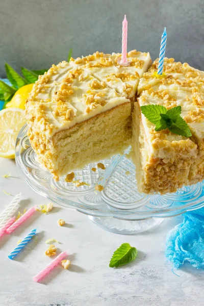 Delizioso biscotto al limone torta di compleanno e crema di burro, noce r — Foto Stock