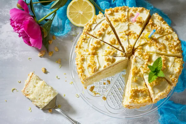 Lezzetli doğum günü pasta limon bisküvi ve tereyağı krema, ceviz r — Stok fotoğraf