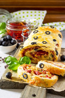 İtalyan pasta pizza salam, peynir, otlar, zeytin ve güneş-dr