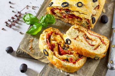 İtalyan pasta pizza salam, peynir, otlar, zeytin ve güneş-dr