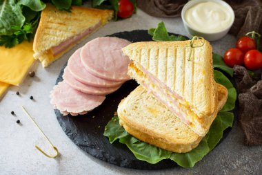 Jambon ve peynir preslenmiş ve tost Klasik Çift sandviç 