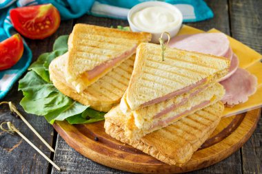 Preslenmiş ve jambon ve peynir, kızarmış çift sandviç servis 