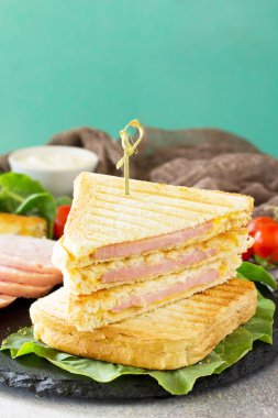 Jambon ve peynir preslenmiş ve tost Klasik Çift sandviç 