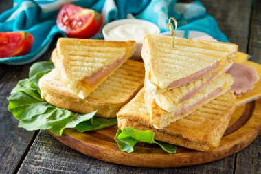 Preslenmiş ve jambon ve peynir, kızarmış çift sandviç servis 