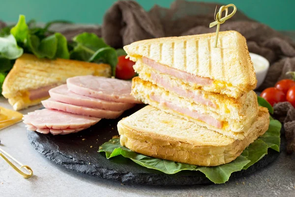 Jambon ve peynir preslenmiş ve tost Klasik Çift sandviç 