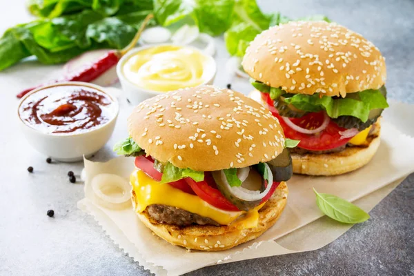 Смачний свіжий домашній гамбургер на сланці або кам'яному столі . — стокове фото