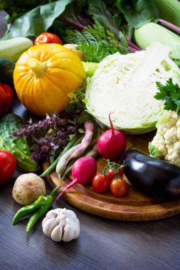 Ahşap meşe zemin üzerine taze karışık farklı sebze. Foo