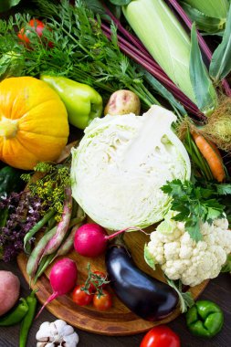 Ahşap meşe zemin üzerine taze karışık farklı sebze. Foo