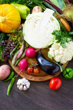 Ahşap meşe zemin üzerine taze karışık farklı sebze. Foo