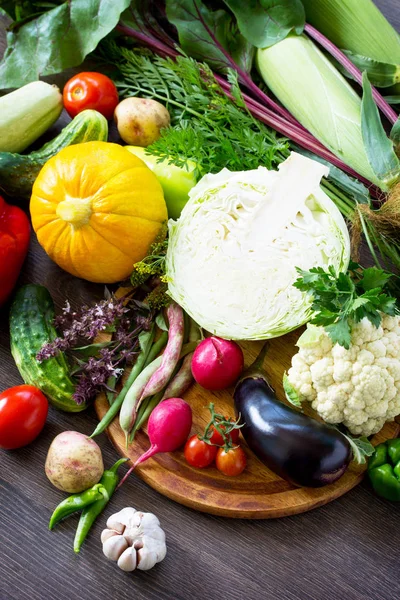 Ahşap meşe zemin üzerine taze karışık farklı sebze. Foo