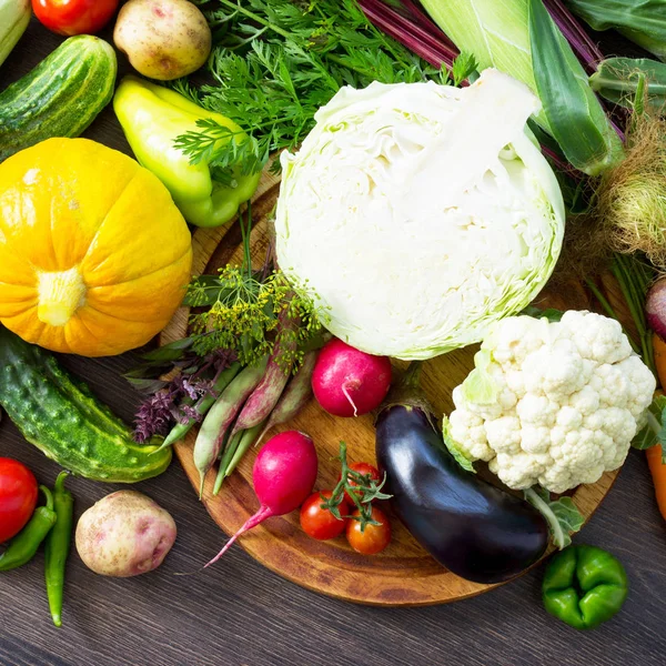 Frisches gemischtes Gemüse auf einem hölzernen Eichengrund. foo — Stockfoto