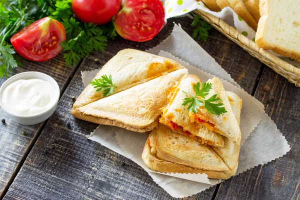 Sanduíche duplo prensado e torrado com frango, cenouras coreanas — Fotografia de Stock