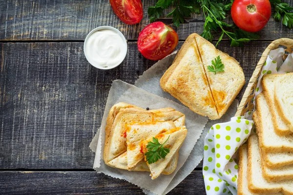 Sandwich doble prensado y tostado con pollo, zanahorias coreanas —  Fotos de Stock