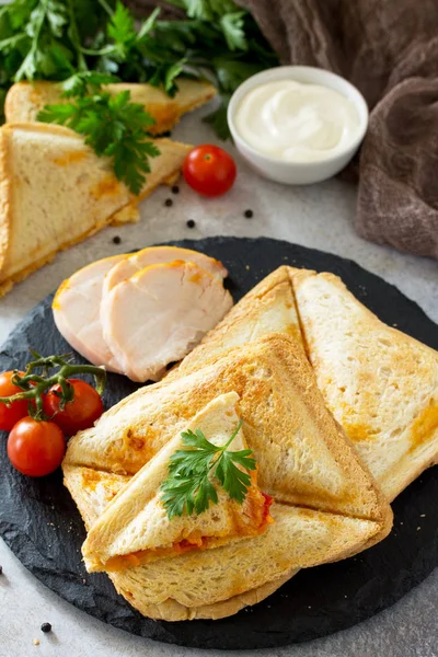 Sanduíche duplo prensado e torrado com frango, cenouras coreanas — Fotografia de Stock