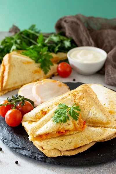 Sanduíche duplo prensado e torrado com frango, cenouras coreanas — Fotografia de Stock