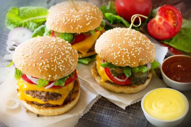 Bir çift burger et pirzola ve sebze ile servis edilir