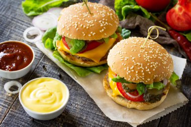 Bir çift burger et pirzola ve sebze ile servis edilir