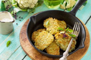 Sebze krep. Fried vejetaryen pirzola ya da börek bir ki üzerinde