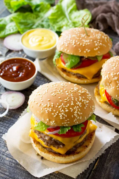 Bir çift burger et pirzola ve sebze ile servis edilir