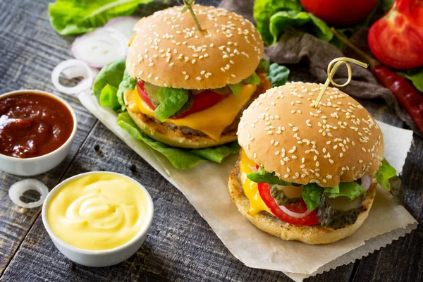 Bir çift burger et pirzola ve sebze ile servis edilir