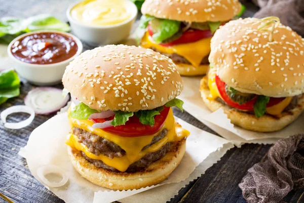 Deliciosa hamburguesa casera de queso doble fresca en una cocina de madera —  Fotos de Stock