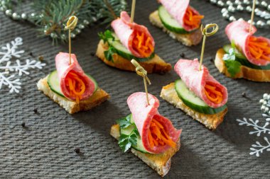Meze kanepe salatalık, havuç ve saus gevrek ekmek üzerinde