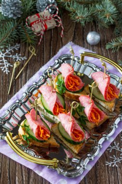 Meze kanepe salatalık, havuç ve saus gevrek ekmek üzerinde