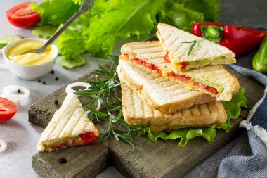 Taze sebze ve ch preslenmiş ve tost çift sandviç