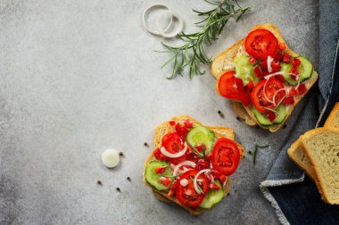 Taze sebze ile Çift Kişilik bir sandviç yemek için malzemeler 