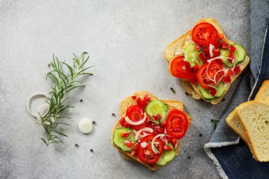 Taze sebze ile Çift Kişilik bir sandviç yemek için malzemeler 