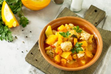 Kabak, sebze ve bir s bir kase içinde baharatlar ile Türkiye güveç