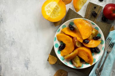 Elma, Erik ve baharat bir ston üzerinde bir kase kabak pişmiş