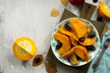 Elma, Erik ve baharat bir ston üzerinde bir kase kabak pişmiş