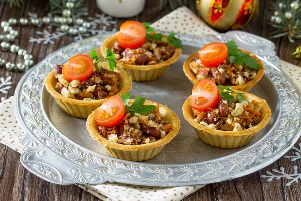 Törtchen mit Bohnen, Fleisch und Walnüssen. schöne Weihnachten und n — Stockfoto