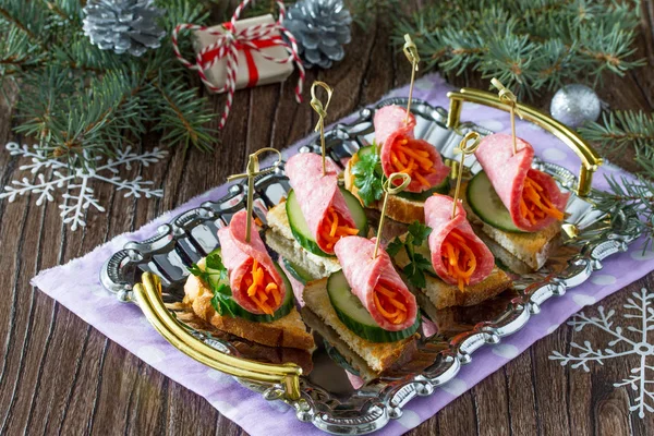 Aperitif Canape auf knusprigem Brot mit Gurken, Karotten und Wurst — Stockfoto