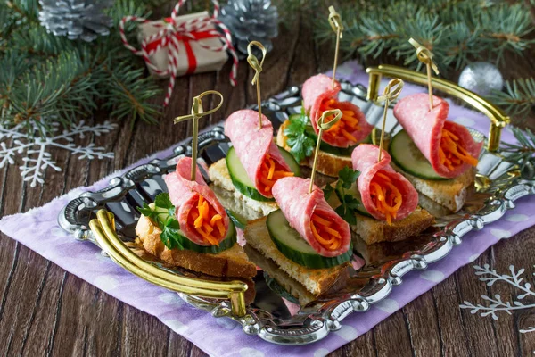 오이, 당근, saus와 바삭한 빵에 전채 canape — 스톡 사진