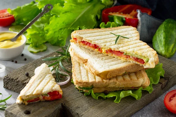 Sándwich doble prensado y tostado con verduras frescas y cad —  Fotos de Stock