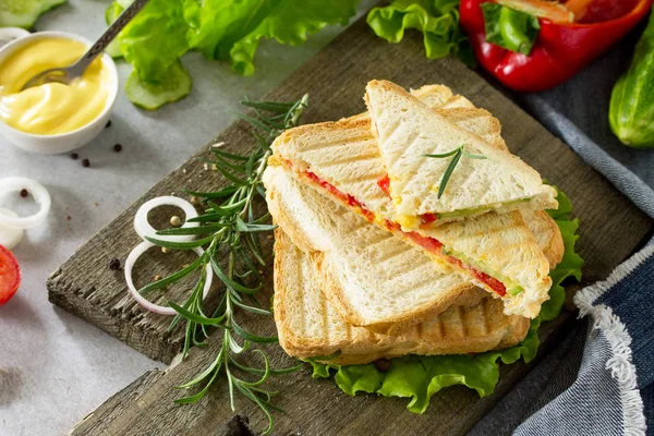 Пресований і підсмажений подвійний бутерброд зі свіжими овочами і ч — стокове фото