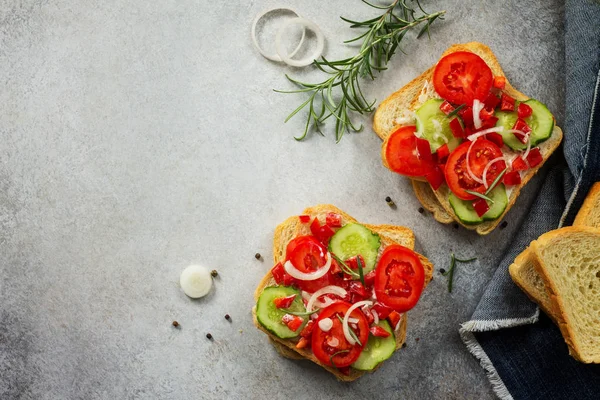 Taze sebze ile Çift Kişilik bir sandviç yemek için malzemeler 