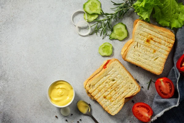Bahan untuk memasak roti lapis ganda dengan sayuran segar — Stok Foto