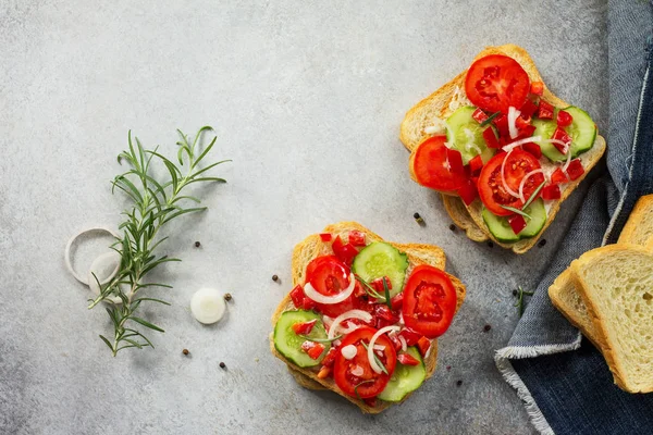 Taze sebze ile Çift Kişilik bir sandviç yemek için malzemeler 