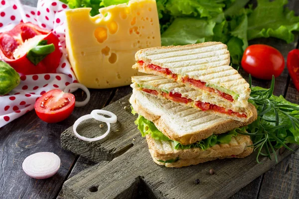 Sanduíche duplo prensado e torrado com legumes frescos e ch — Fotografia de Stock