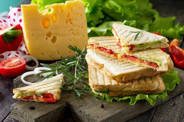 Sándwich doble prensado y tostado con verduras frescas y cad —  Fotos de Stock