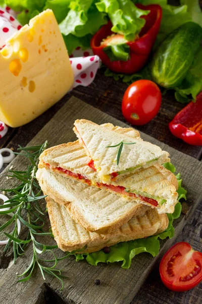 Sanduíche duplo prensado e torrado com legumes frescos e ch — Fotografia de Stock