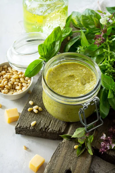 Grüne Pesto-Sauce, Basilikum, Parmesan und Pinienkerne auf einem oder mehreren Steinen — Stockfoto